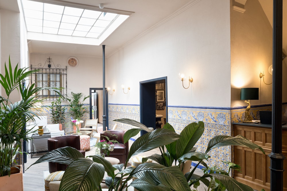 Honest Sevilla Hotel 4
