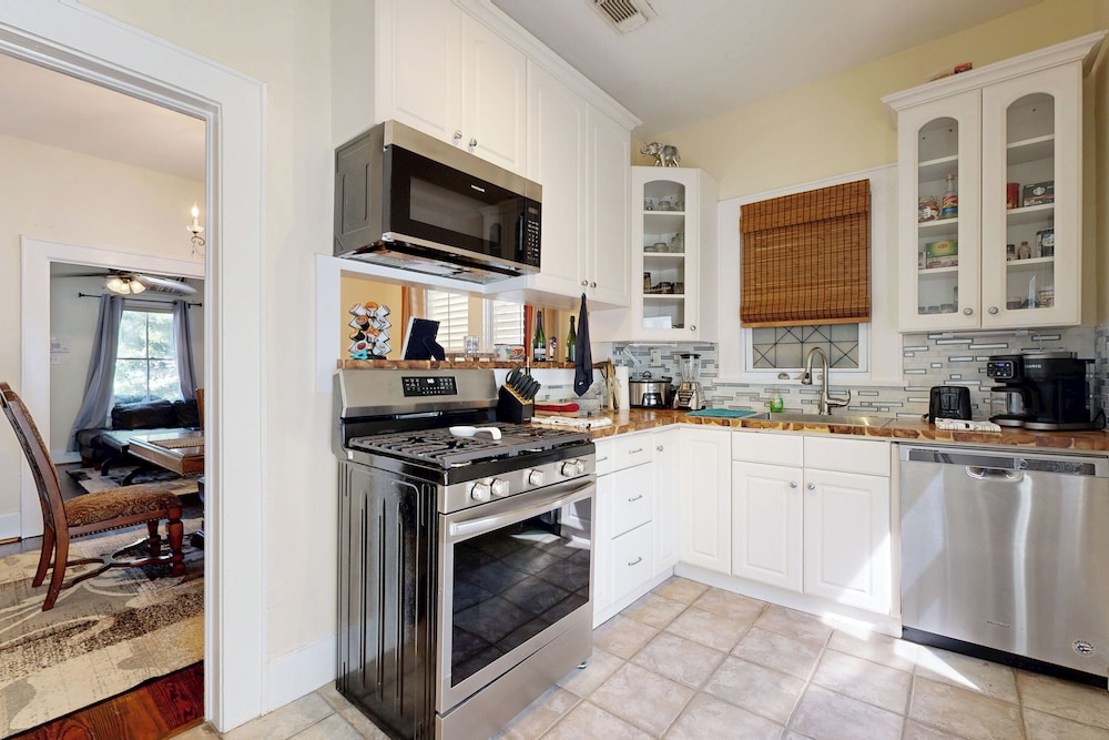 2-story Galveston Getaway w/ Balcony & Patio