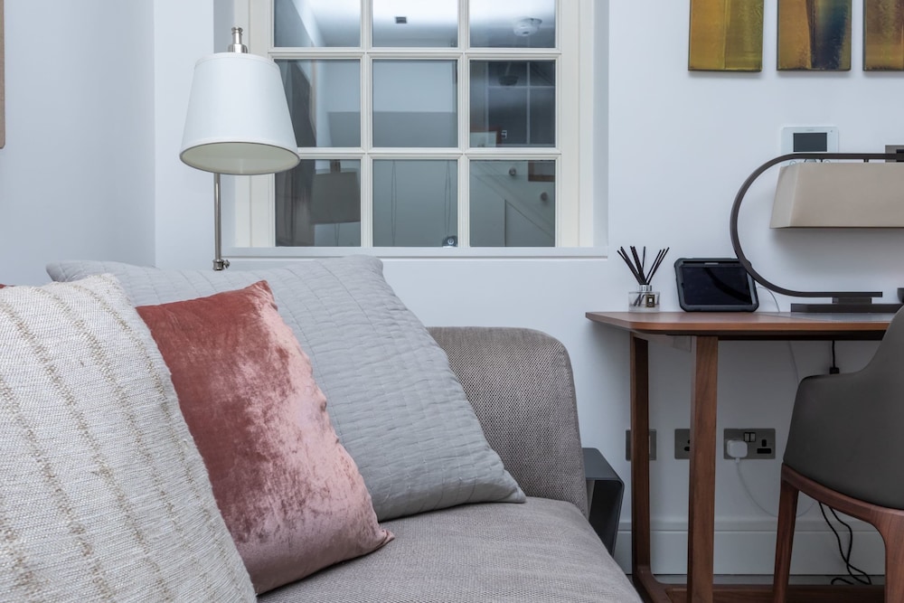Central and Unique 1 Bedroom Mews House in Mayfair