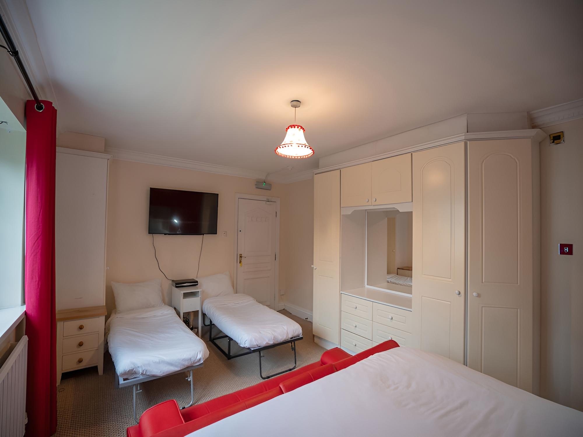 OakCroft GuestHouse Manchester Airport