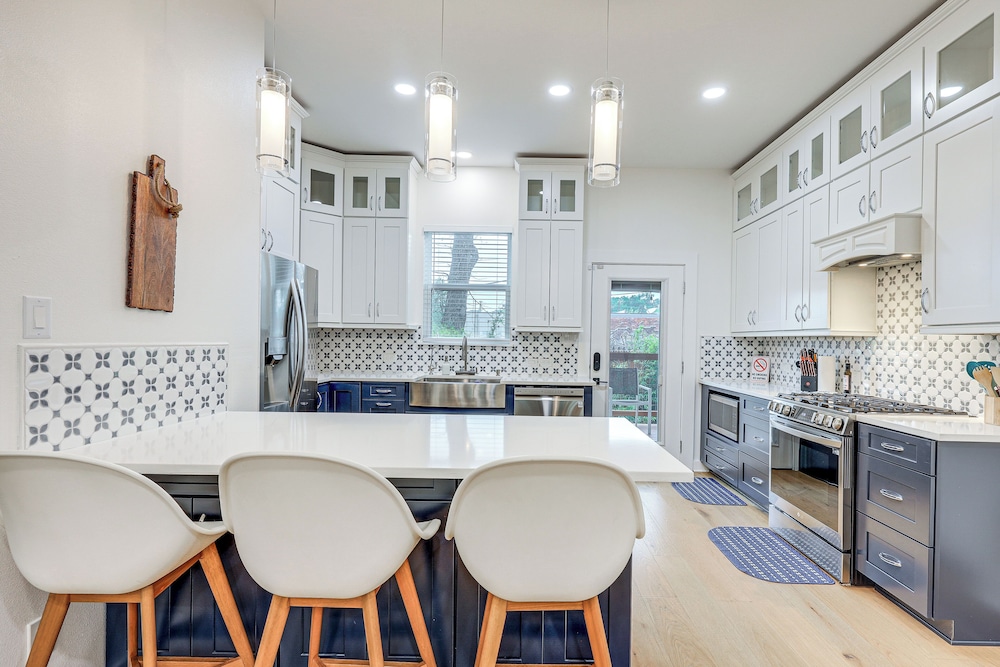 Near Zoo & Riverwalk: Spacious Home w/ Heated Pool