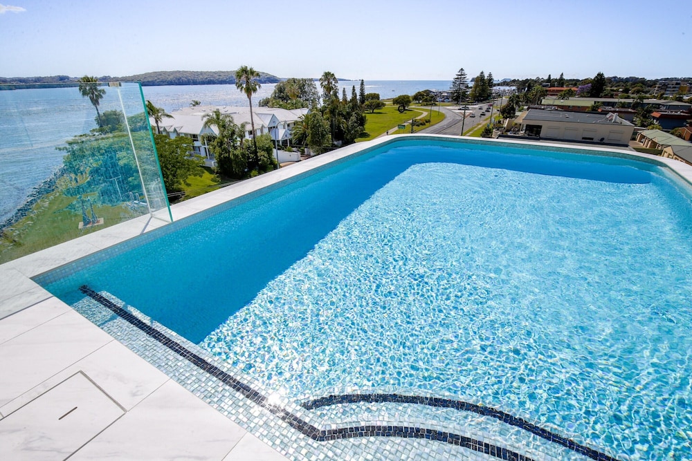 3-bed: Riverfront Alfresco Dining & Rooftop Pool