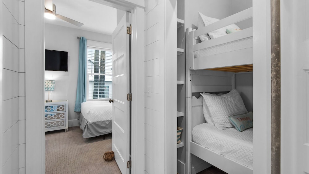 Best of Both Worlds: Pool, Golf Cart, Nearby Attractions & Steps to Beach!