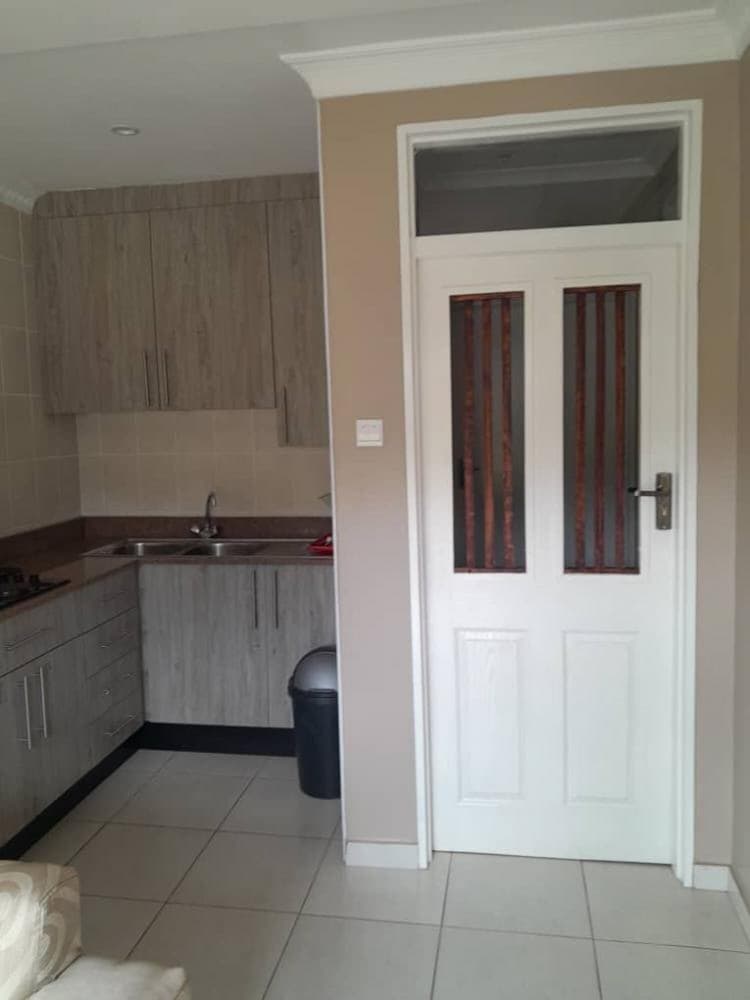 Executive Apartment With 2 Beds Air-con and Kitchenette - 2073 view 5