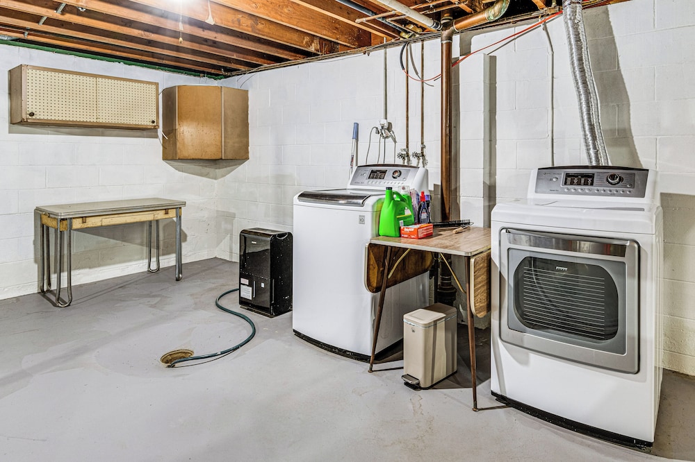 2 Mi to Downtown Logansport: Quiet Home w/ Grill