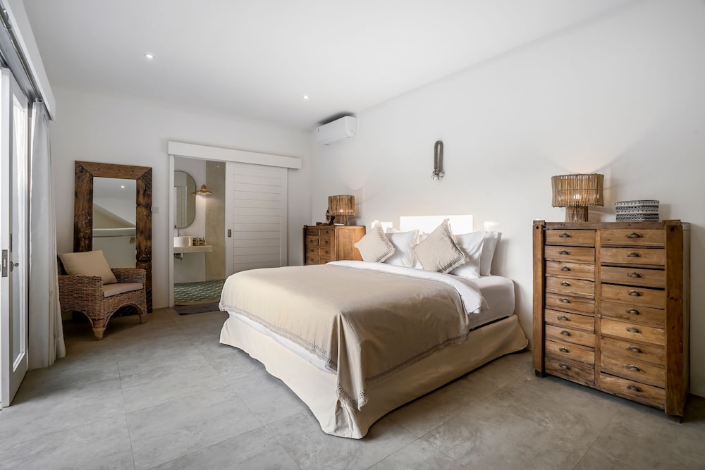 A Casa Di Renucci by Alfred in Bali - Brand New Stunning 5BR Villa Near Seminyak Beach