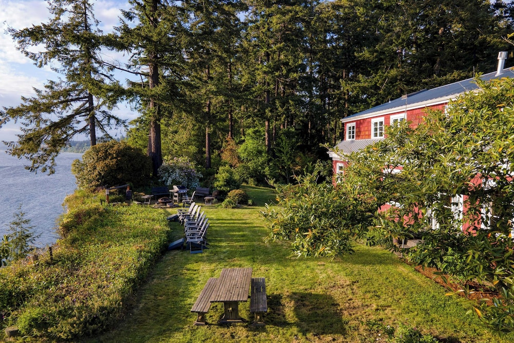 Maxwelton Aerie Bluffside Retreat w/ Sweeping Puget Sound Views + Firepit