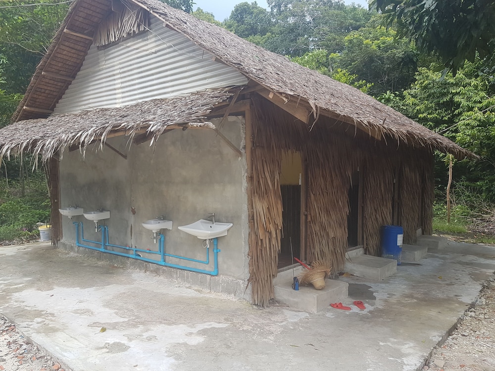 Driftwood Hostel and Bungalows