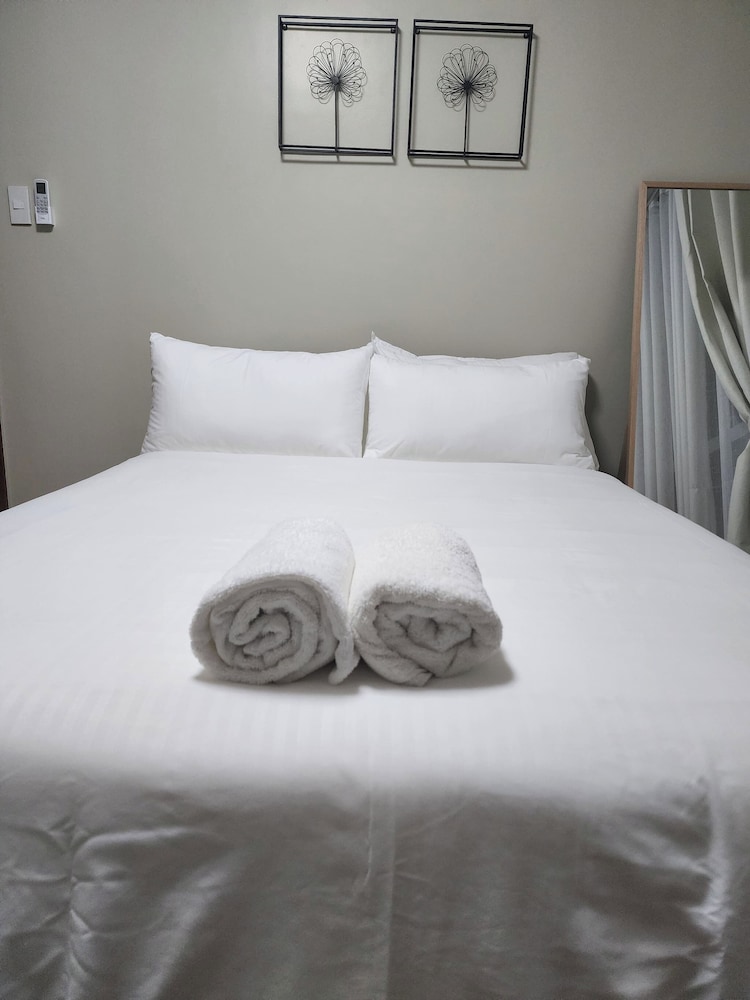 Cozy 1BR Condo in Mandaluyong City With City Skyline View