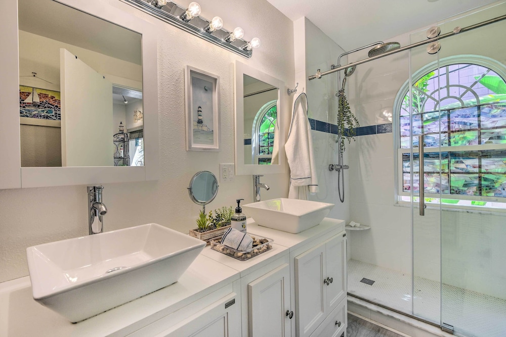Sarasota Home in Historic District w/ Patio!