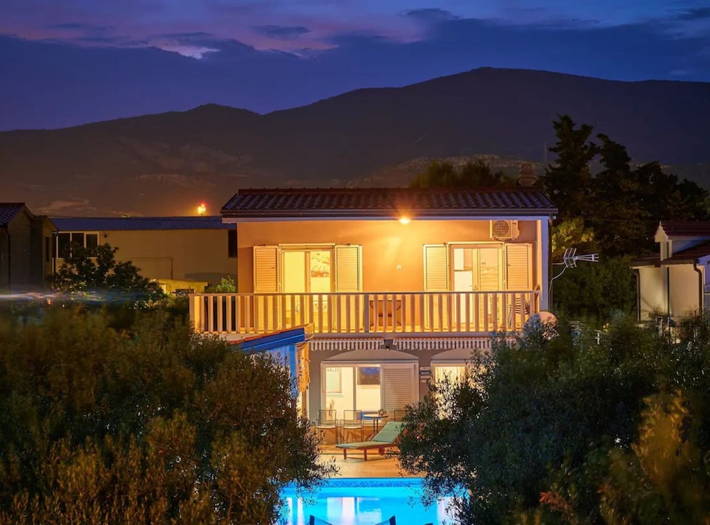Beachfront Villa Mihovil