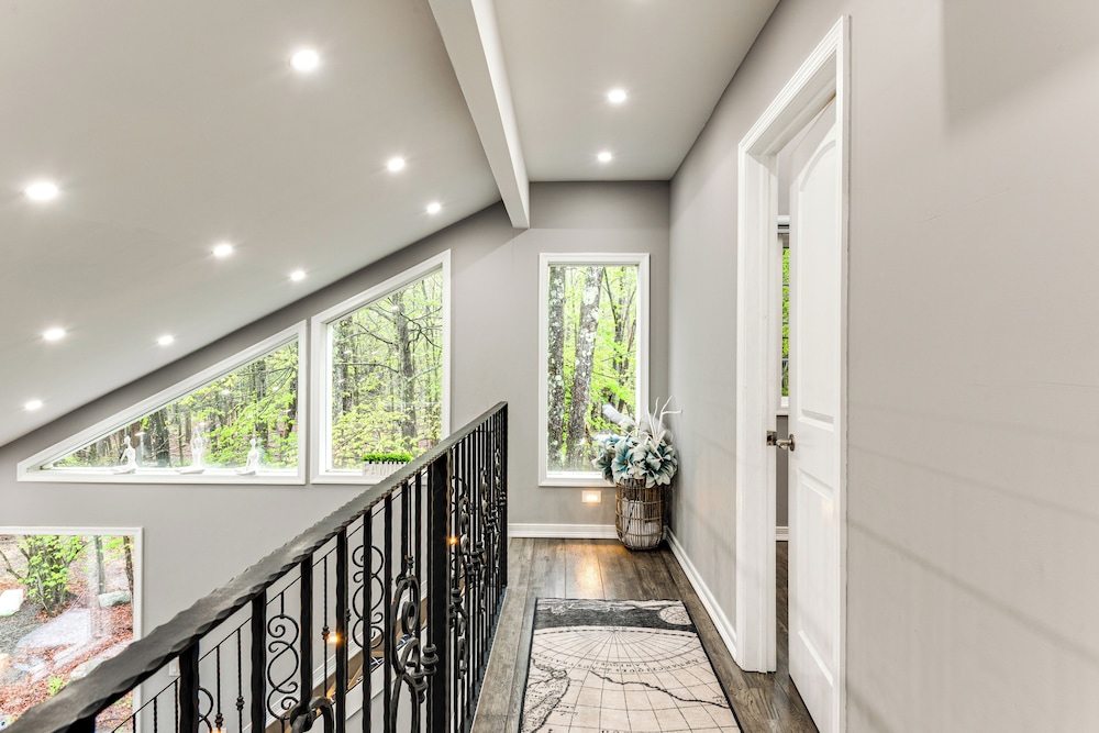 < 2 Mi to Big Bass Lake: Modern Mtn Chalet!