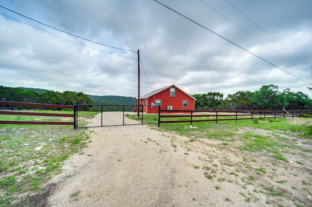 Pet-friendly Hideaway 13 Mi to Leakey