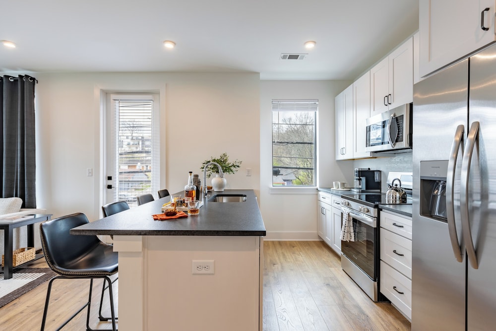The Heights by AvantStay – Modern Condo Minutes from Broadway