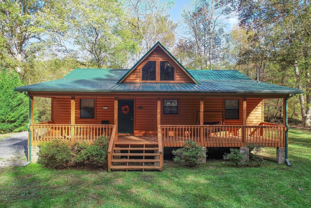 Rivendell Creekside - 3 Bedrooms, 2 Baths, Sleeps 6 Cabin by RedAwning