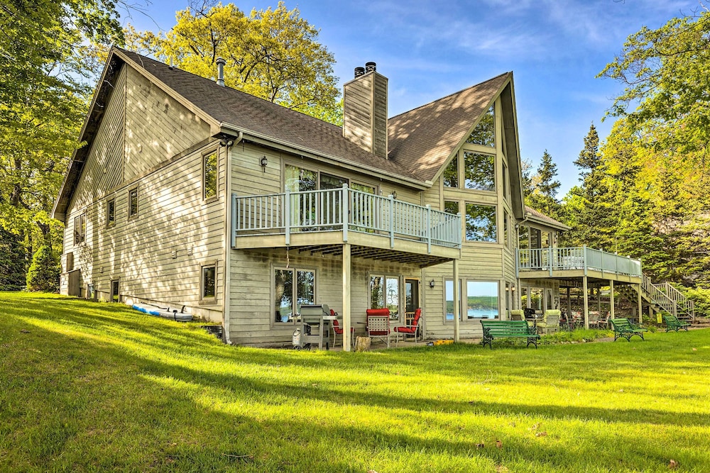 Waterfront Glenn Lake Condo: Gas Grill & Views