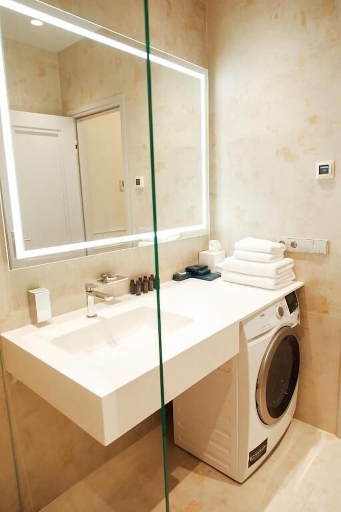 Roze Center Apartments