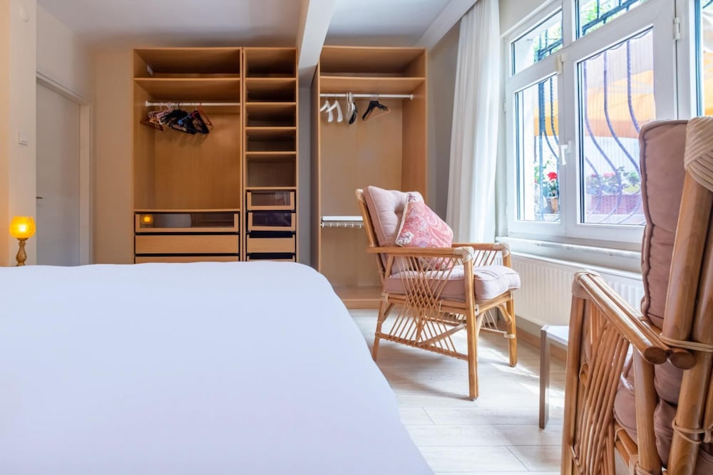 Flat With Garden Close to Coast in Uskudar