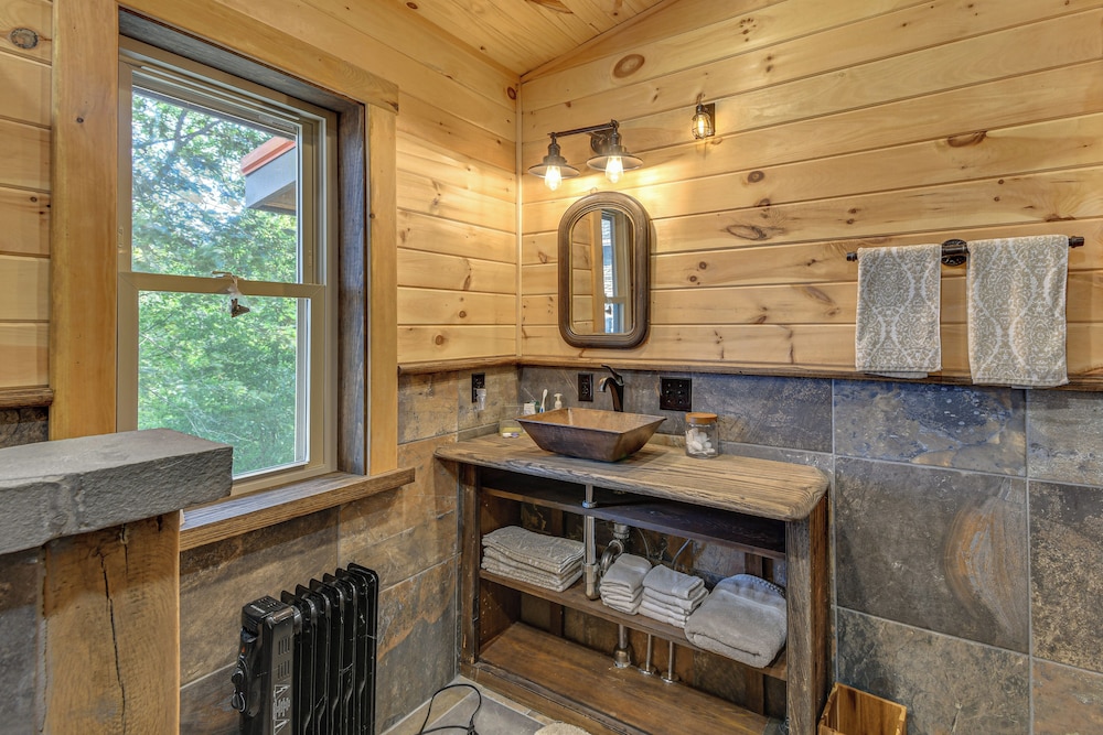 Luxe Cabin Compound 4 Mi to Cameron State Forest!