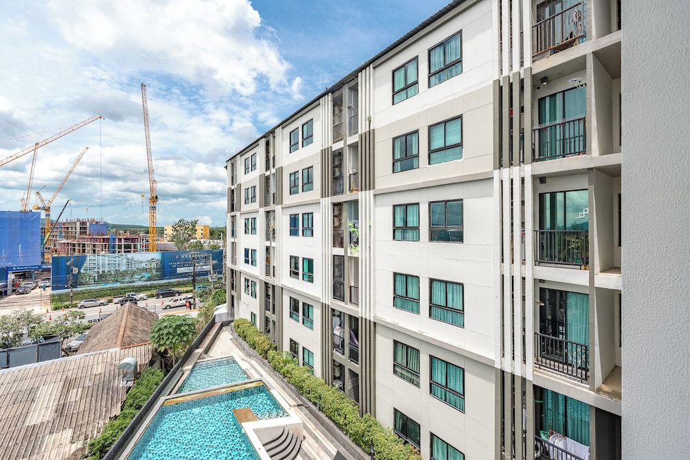 Chic Condo Near Shops & Nightlife C203