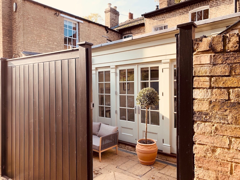 The Midsummer Common - Modern & Spacious 2bdr House With Garden view 2