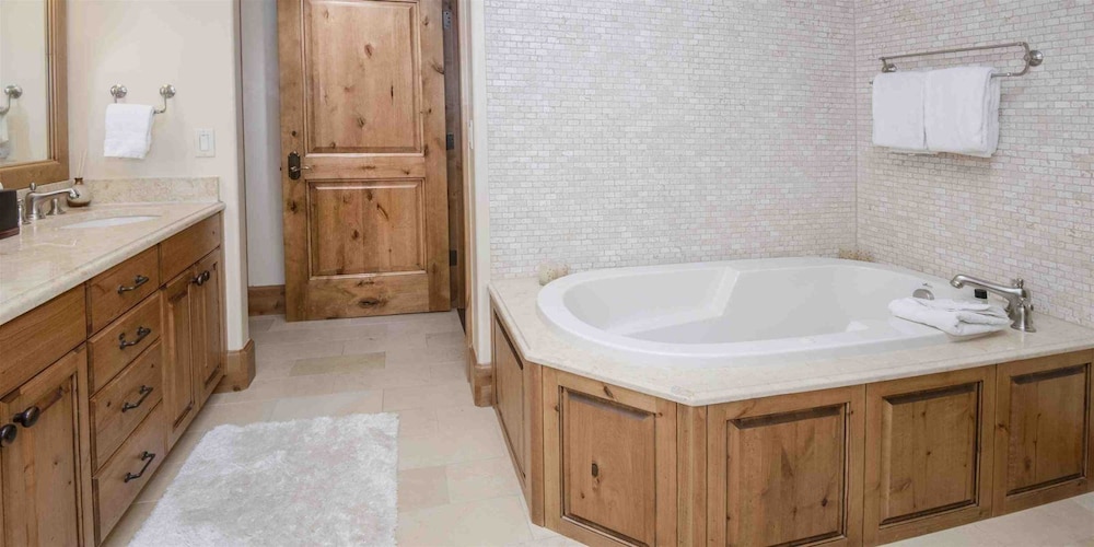 Luxury 4 Bedroom Condo in Vail Village - Mountain View Residences