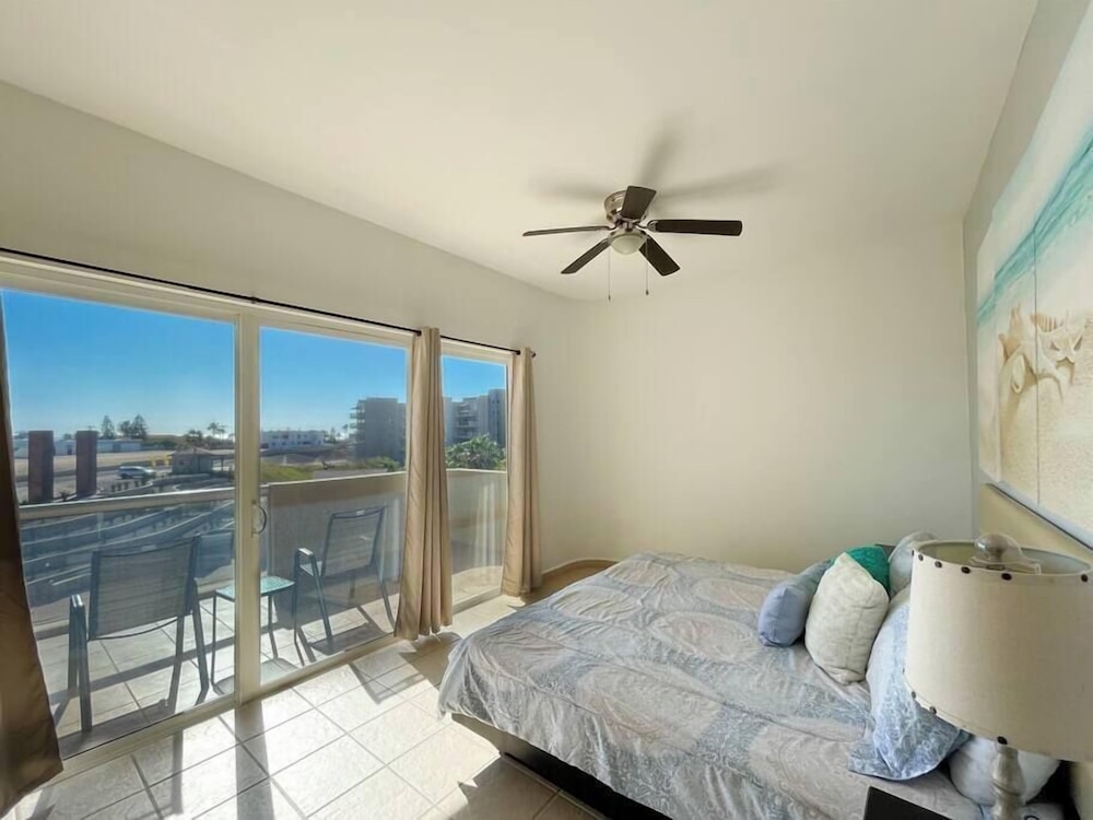 Cozy Condo With Beach Pool Access