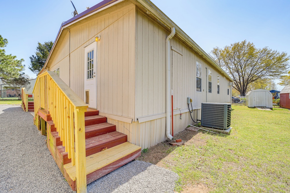 Walk to Beach: Eufaula Home w/ Outdoor Seating!