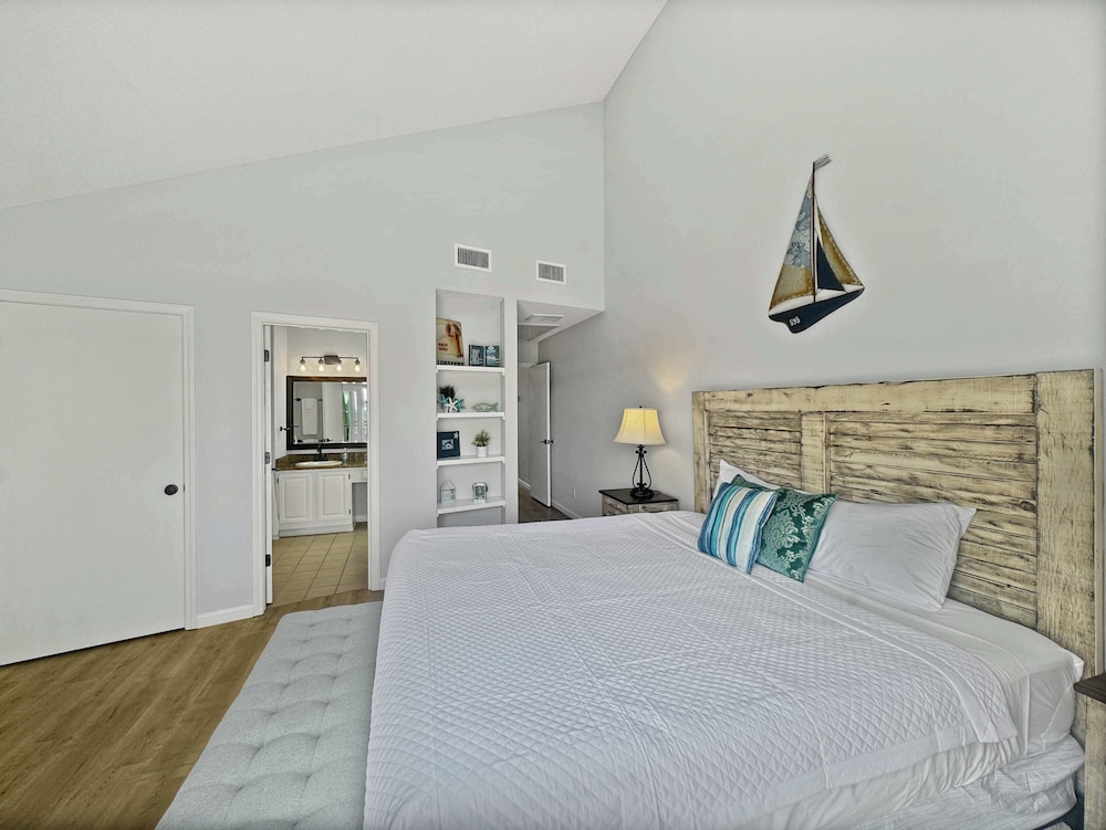Duplex Beach Home for 6 With Balcony & Resort-style Amenities