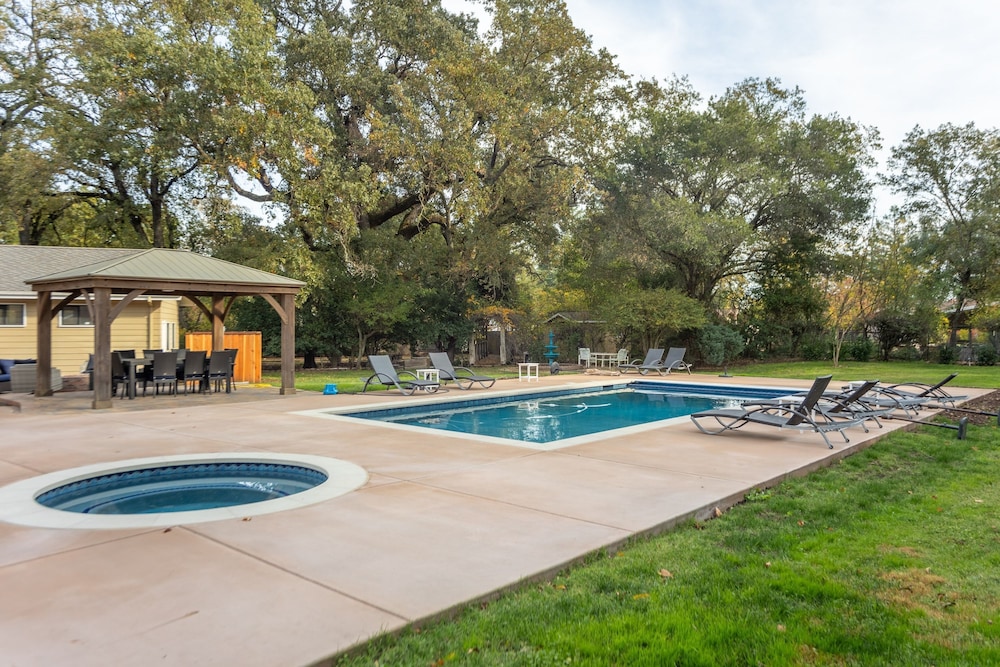 Wildflower by Avantstay Gorgeous Wine Country Home w Pool Bocce Ball Court Huge Yard