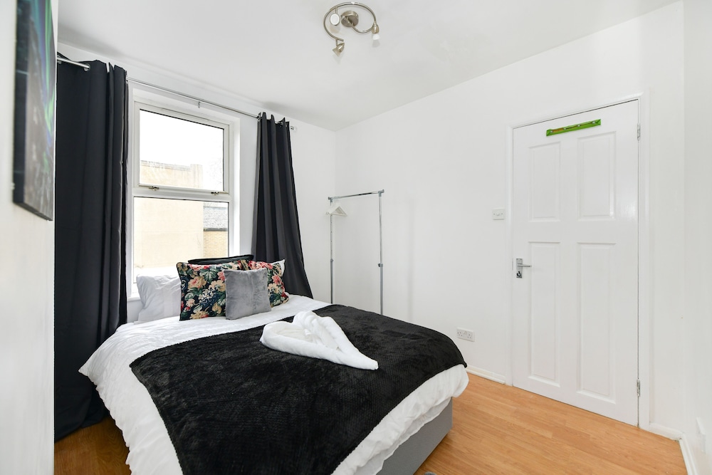 Impeccable 4-bed House With Garden in Brixton