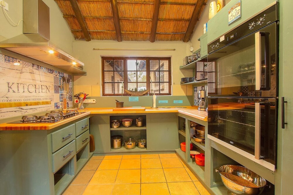 Villa - Sleeps 10 - Pool - Patio - Housekeeping