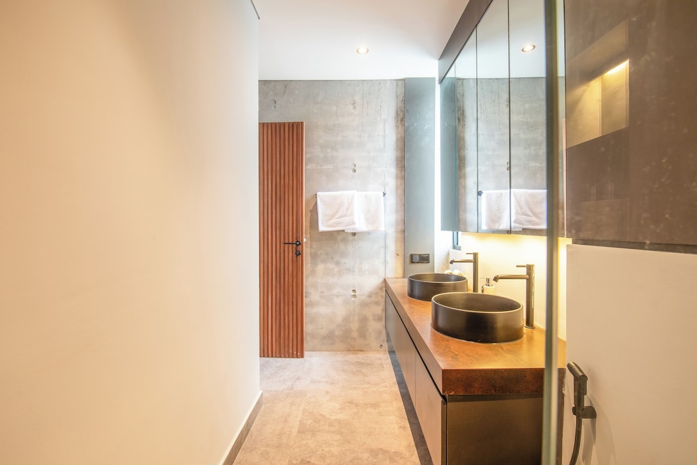 Robyn s Villa New Modern 4 BR Villa Canggu