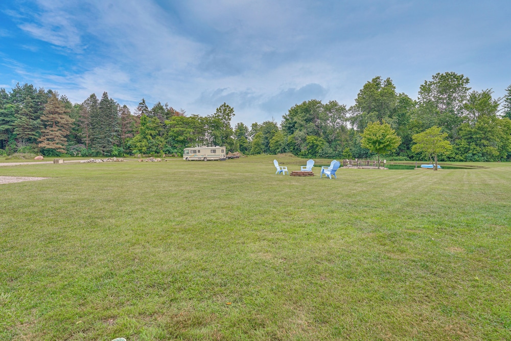 1 Block to Lake Huron: Pet-friendly Apt w/ Kayaks