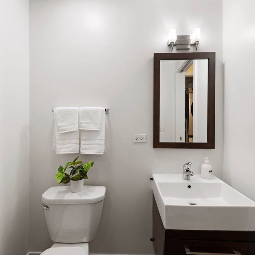 Sleek 2 Bed 2 Bath Condo in Trendy Fulton Market