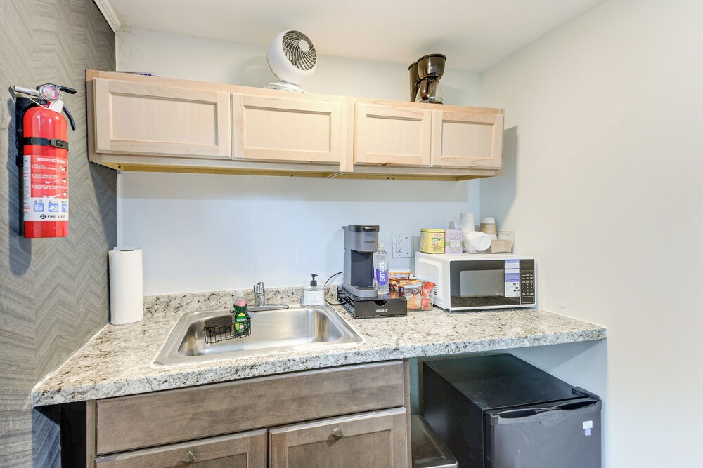 10 Mi to Washington: Wheaton Studio Suite
