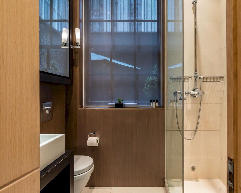 Newly Refurbished 2-bed Apartment in Knightsbridge