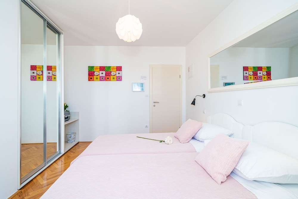 Jele Rooms