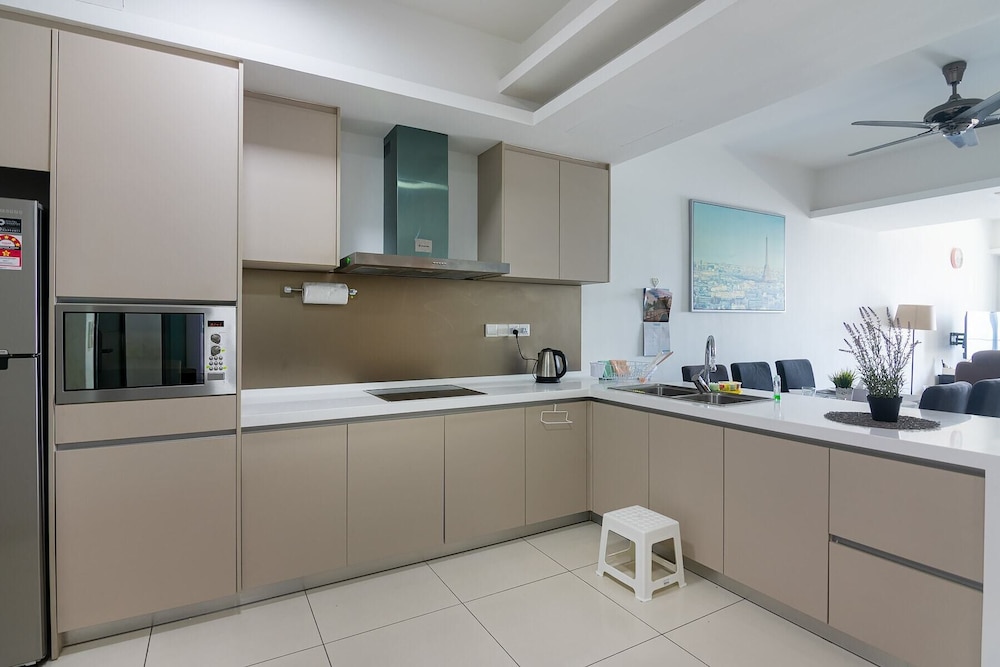 A Stylish High Floor 3BR Apt at Bukit Bintang