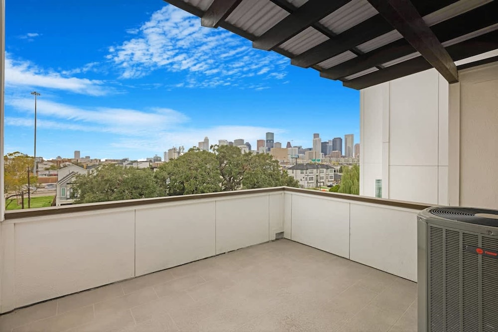 Luxurious 3 Bed3 Bath Near Downtown Houston