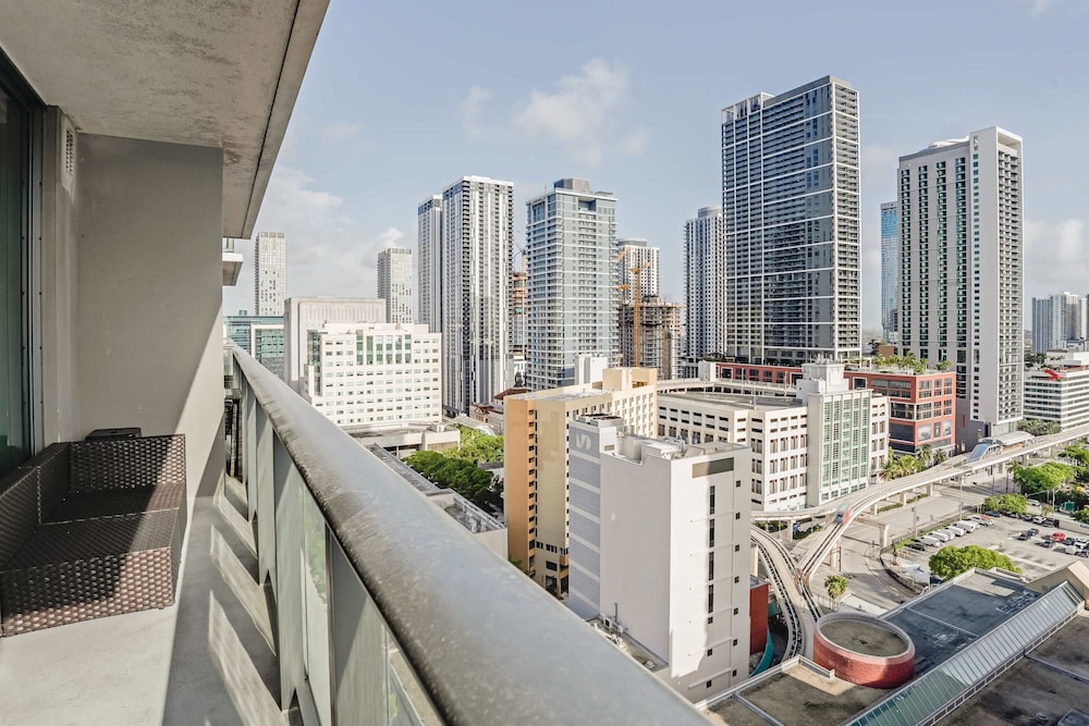 CBD Luxepad 2b2b With City Bay Views Gym Lounge