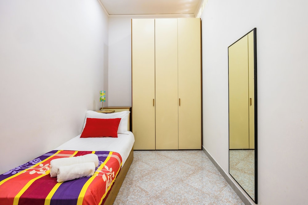 Red Comfort Flat Near Garibaldi Station
