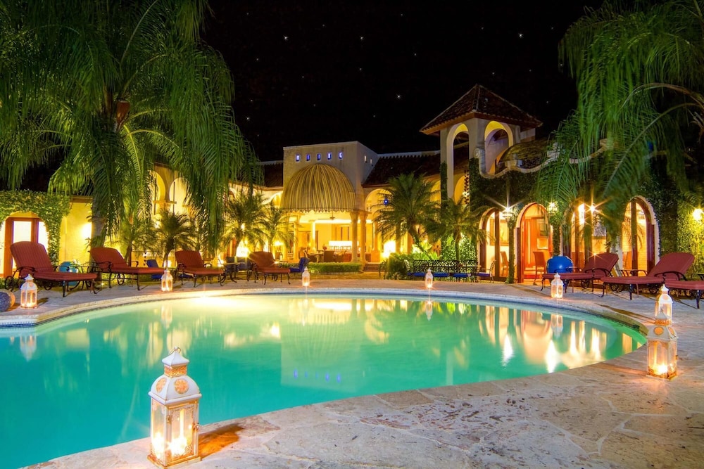 5-star Villa for Rent in Moroccan-style at Casa de Campo - Large Pool Jacuzzi Staff view 3