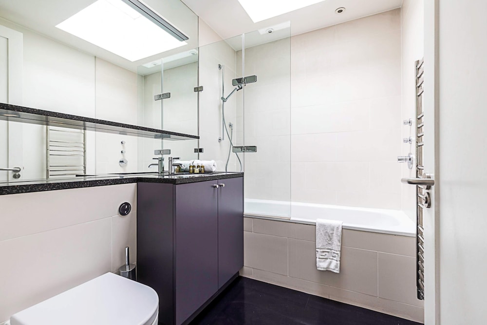 London Luxe Retreat: 5-bed Gem
