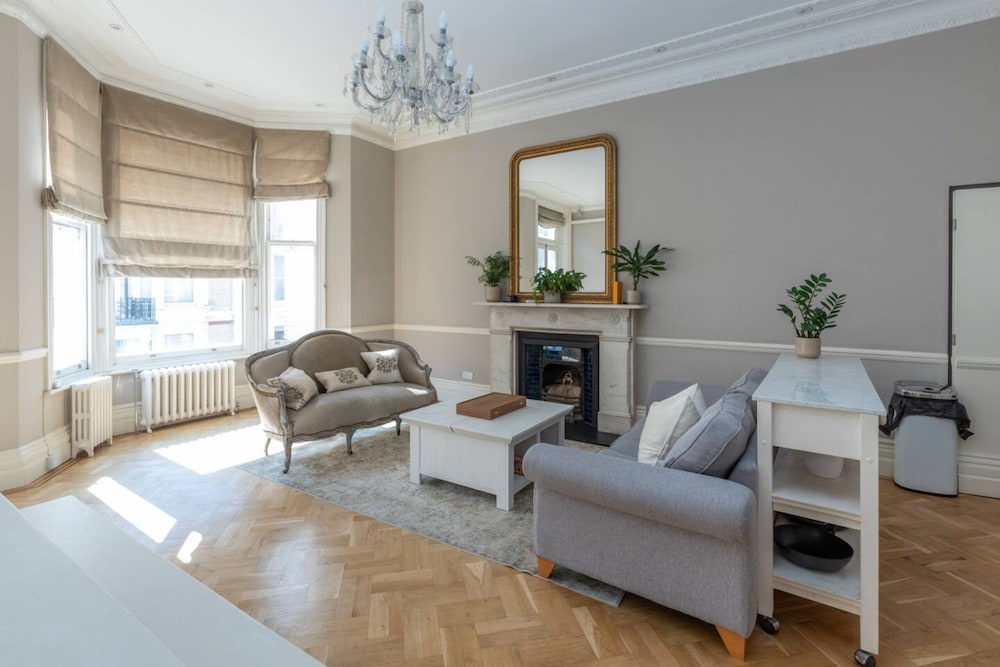 Charming 1BD Flat With Balcony - Kensington