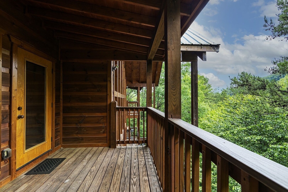 A To Remember - 5 Bedrooms, 5 Baths, Sleeps 18 Cabin by RedAwning