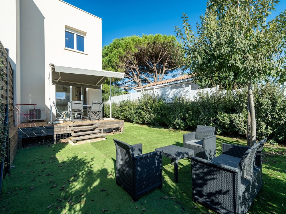 Peaceful Villa in Serignan