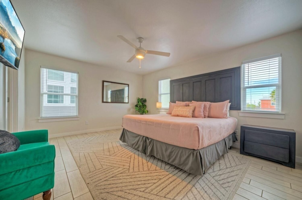 Near the Beach w/ Pool, Boat Parking Golf Cart Zone Agave House by Avantstay view 4