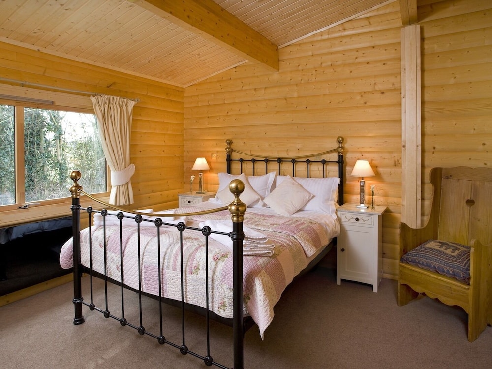 Oxford Vacations - Cherbridge Lodges Riverside Lodges Short Lets - Property Image 3