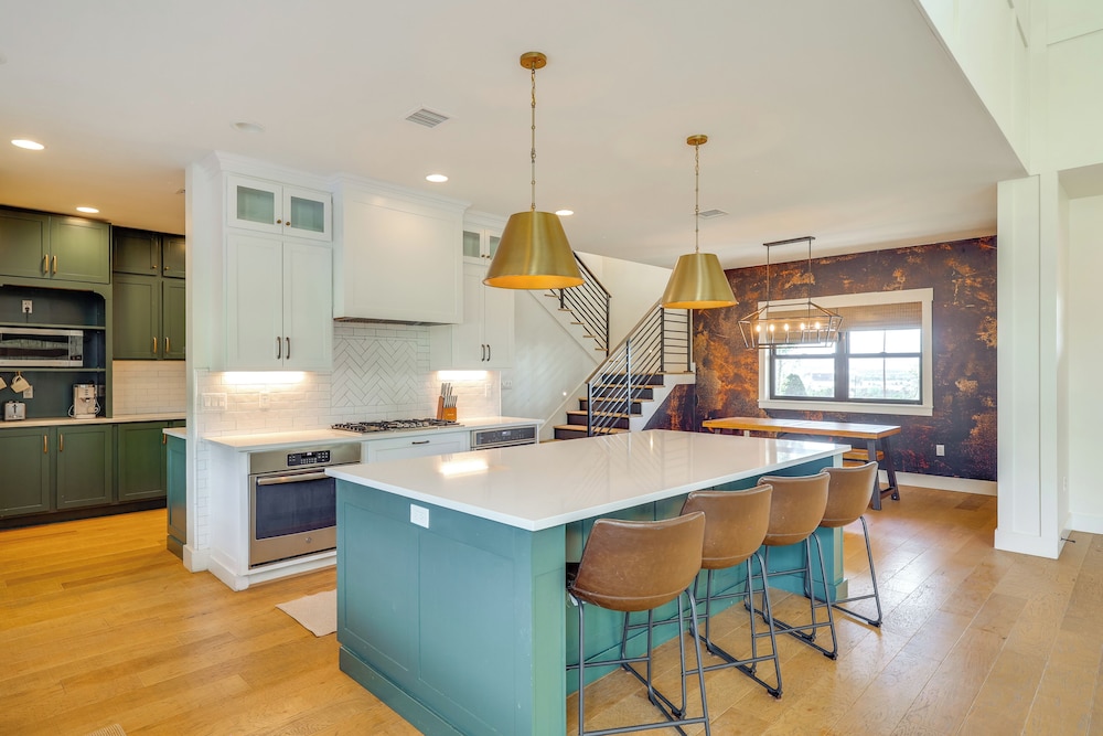 Nat'l Forest Access & Mtn Views: Family Eagar Home